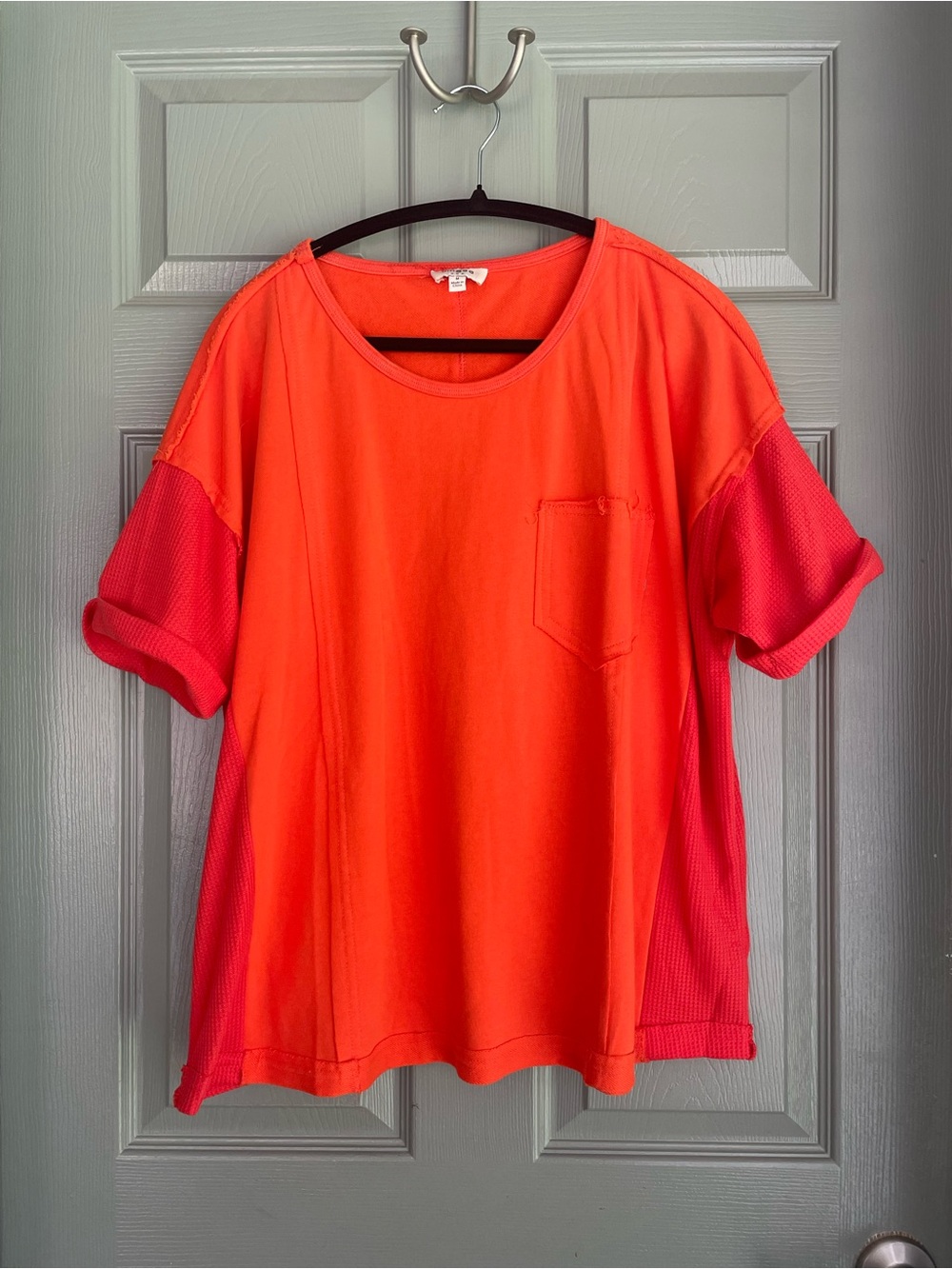 Umgee Short Sleeve Pocket Tee in Coral Orange size Medium NWOT